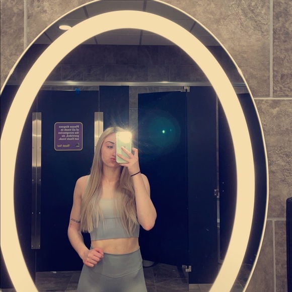 Meet your Posher, Juliana - Picture 2 of 2